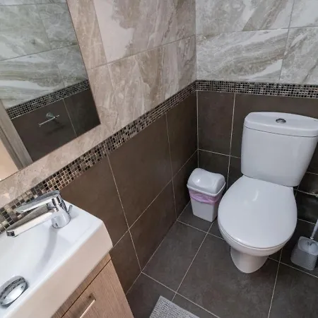 Townhouse Flower - 2br Coastal Retreat Near Coralia Peyia