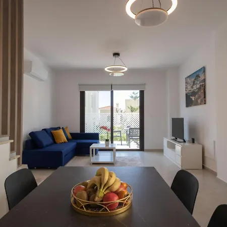 Townhouse Flower - 2br Coastal Retreat Near Coralia Peyia