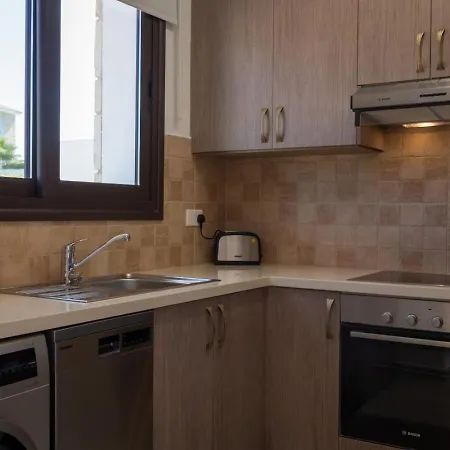 Feriehus Townhouse Flower - 2br Coastal Retreat Near Coralia Pegeia