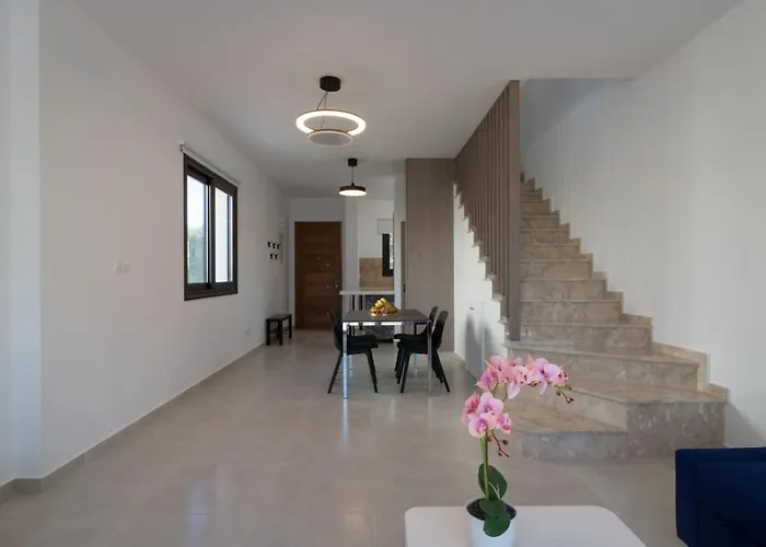 Townhouse Flower - 2br Coastal Retreat Near Coralia Casa vacanze Peyia