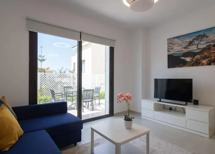 Townhouse Flower - 2br Coastal Retreat Near Coralia Peyia